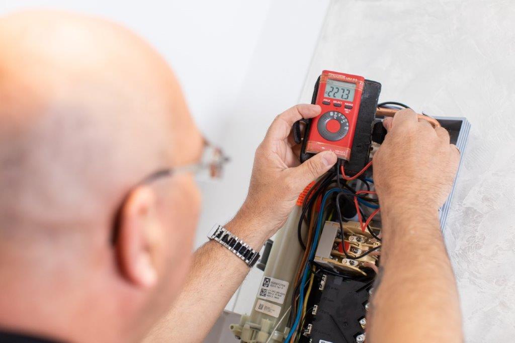 SHK-Techniker bei Heizungsinstallation – Anders Heizung-Sanitär GmbH Bremen